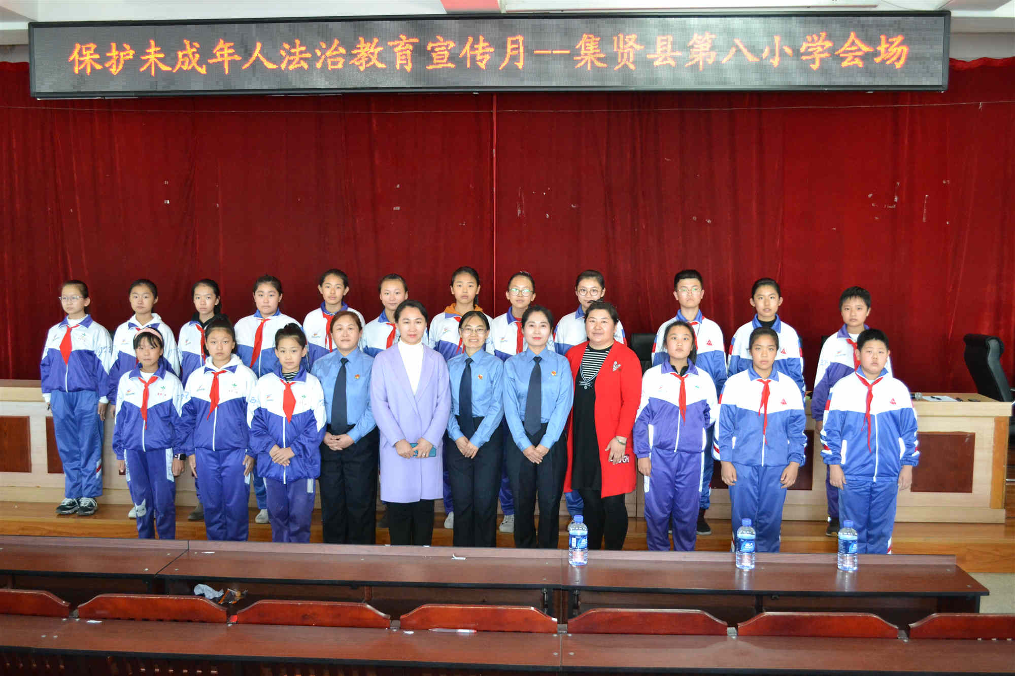 集贤县检察院未检科的检察官到集贤县第第八小学举办了《守护平安校园